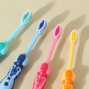 Spazzolino da denti per bambini con setole morbide e denti puliti