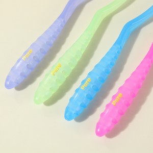 4 brosses à dents familiales couleur bonbon