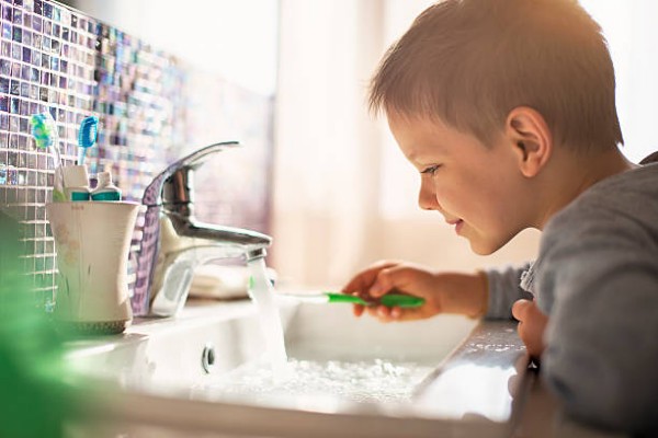 Conas do scuab fiacla a choinneáil ó baictéir?