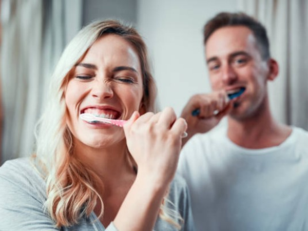 Productos para el cuidado bucal: cepillo de dientes e hilo dental